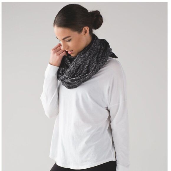 Lululemon Scarf Vinyasa Wrap Running Luon Suited Jacquard Black White - Picture 2 of 5